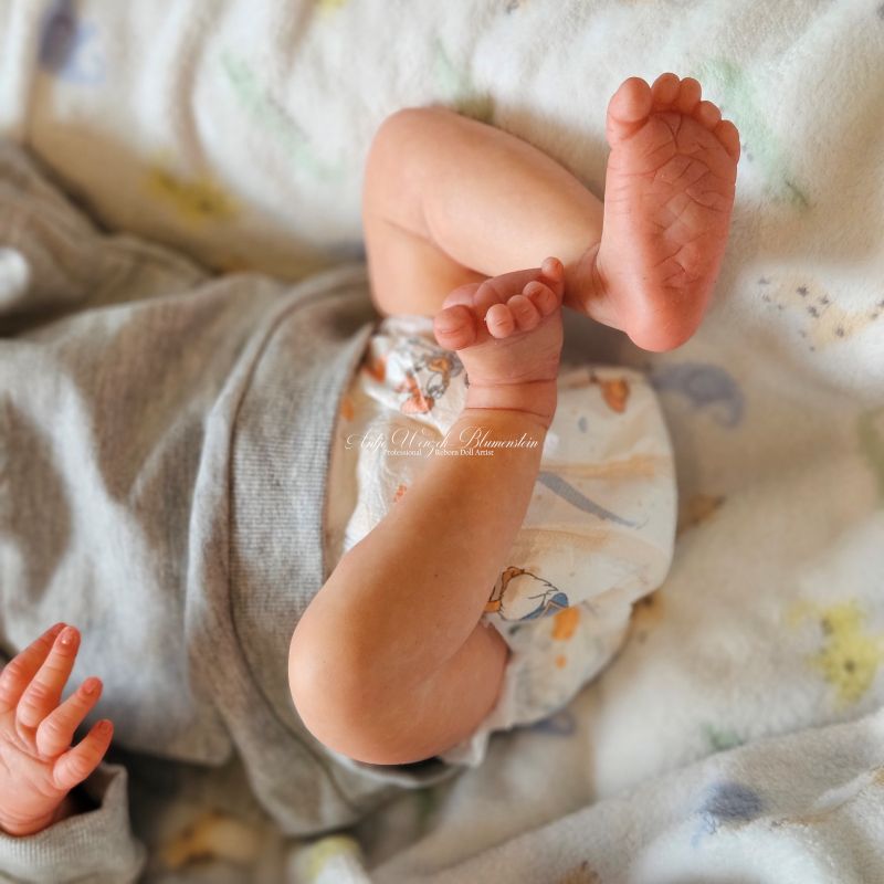 Reborn Baby Allessandro – Nahaufnahme Beine und Füße strampelnd, Cassie LoveBrace