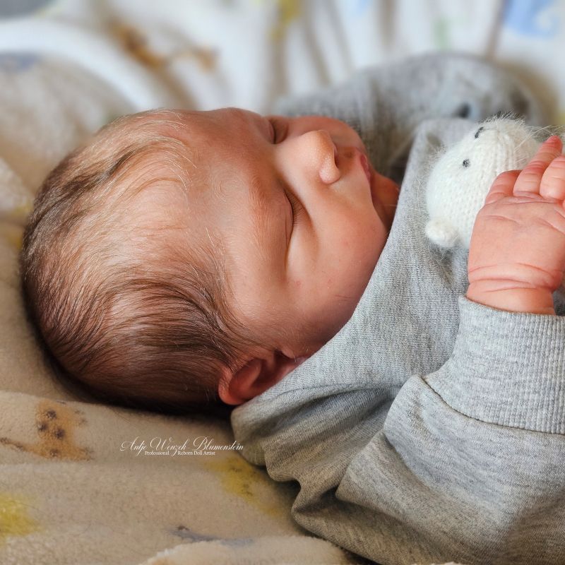 Reborn Baby Allessandro – schlafend mit Hase, Seitenansicht Cassie LoveBrace