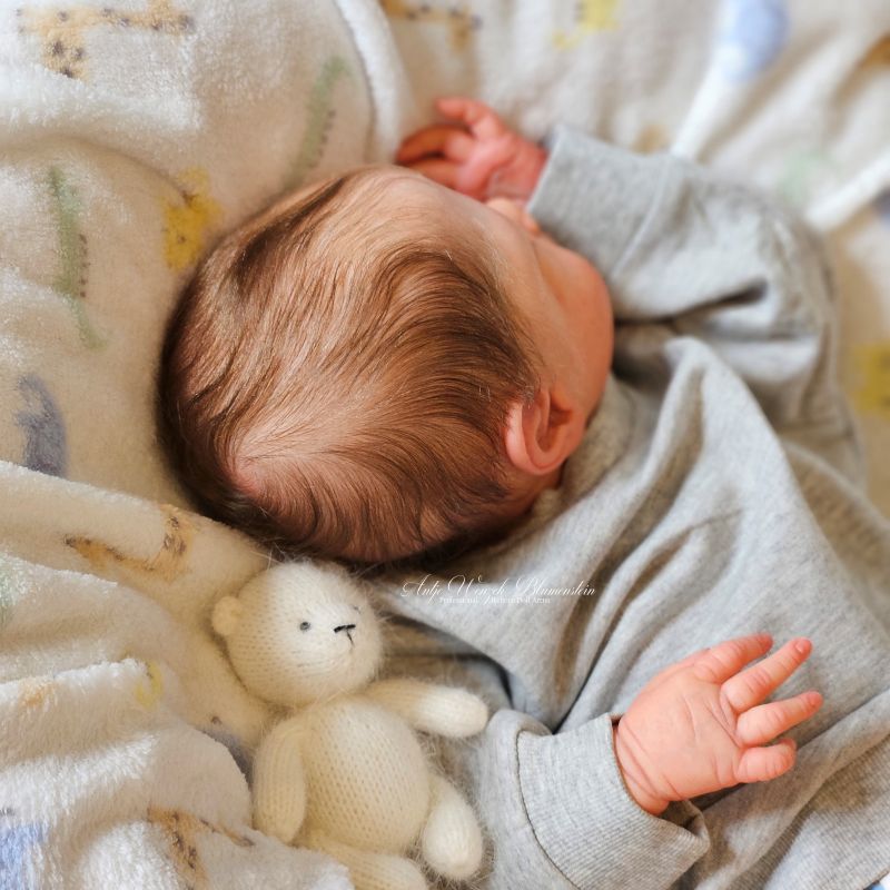 Reborn Baby Allessandro – Rückenansicht mit kleinen Händen und Hase, Cassie LoveBrace