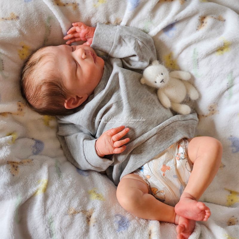 Reborn Baby Allessandro – Draufsicht mit Hase und Strampler, Cassie LoveBrace