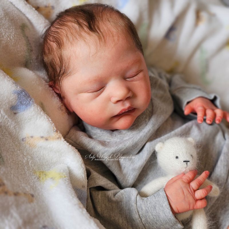 Reborn Baby Allessandro – schlafend Frontalansicht mit Teddybär, Cassie LoveBrace